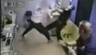 video tek başına üç polise tekme tokat daldı